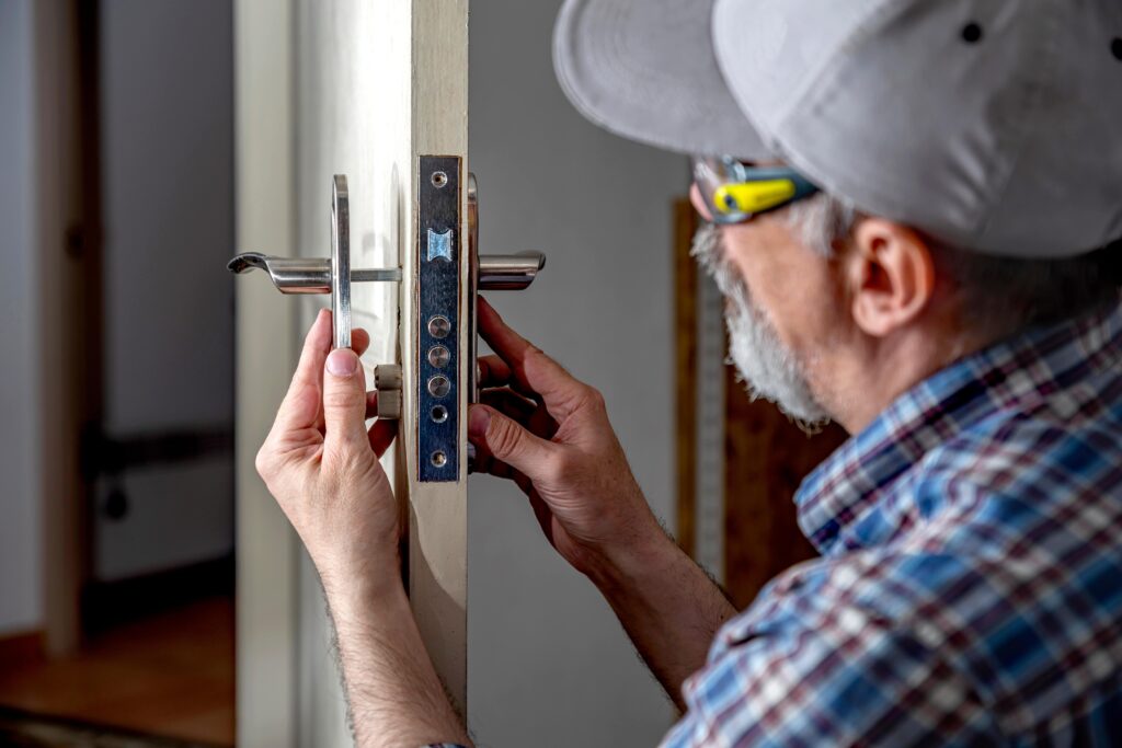 Un serrurier qui ouvre une porte calquée