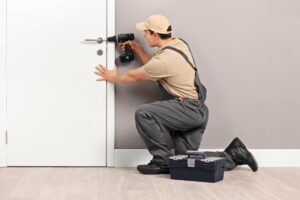 Un serrurier qui ouvre une porte claquée